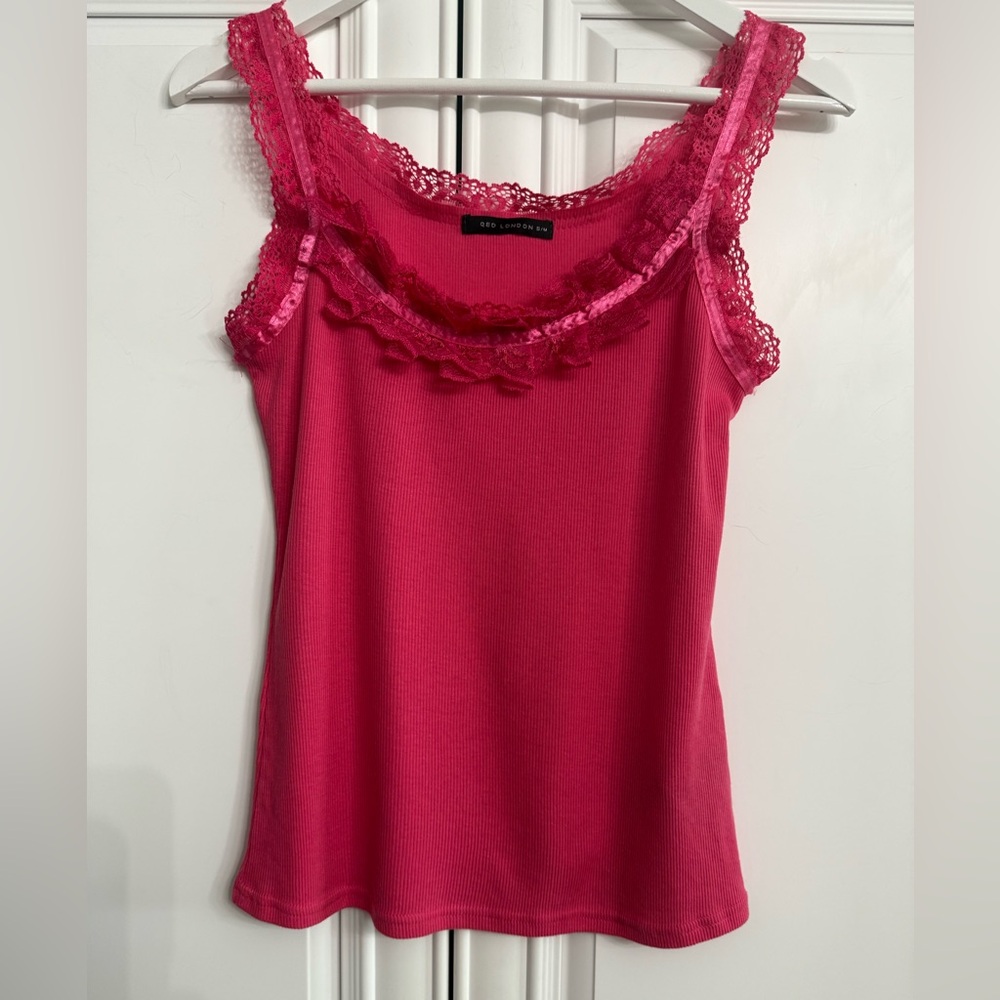 QED London Women’s Size S/M Fuchsia Ribbed Tank Top with Lace Around Neckline